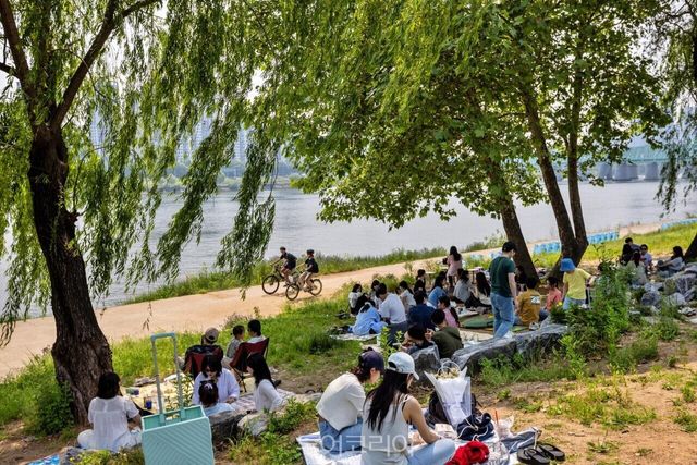 노들섬 입구 노들서가 노들섬 노을 풍경 노들섬에서 피크닉을 즐기는 시민들 /사진-서울관광재단