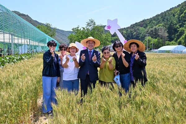 전진선 양평군수 밀축제 찾은 군민들과 기념촬영 모습(사진제공=양평군청)