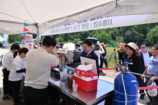 전진선 양평군수 밀맥주 시음 부스 방문 모습(사진제공=양평군청)
