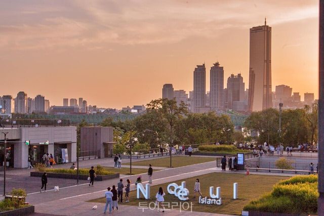 노들섬 입구 노들서가 노들섬 노을 풍경 노들섬에서 피크닉을 즐기는 시민들 /사진-서울관광재단