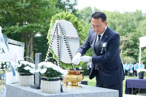 이충우 여주시장 제70회 현충일 추념식 참석 헌화분향 모습(사진제공=여주시청)