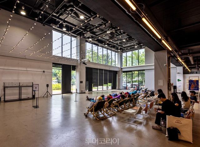 노들섬 입구 노들서가 노들섬 노을 풍경 노들섬에서 피크닉을 즐기는 시민들 /사진-서울관광재단