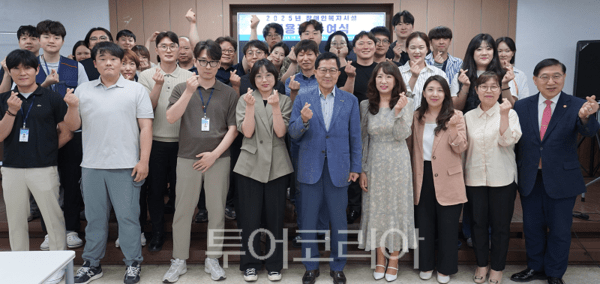 인천시사회서비스원은 지난 2일 인천장애인종합복지관에서 임용장 수여식을 하고 인천장애인종합복지관과 해내기주간보호센터, 해내기보호작업장 직원들과 함께 기념촬영을 하고 있다.