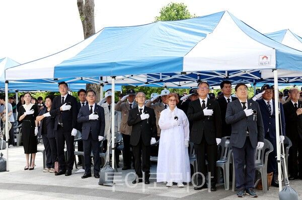하동군은 지난 6일 제70회 현충일을 맞아, 하동공원 호국충혼탑에서 추념식을 거행했다. /사진-하동군