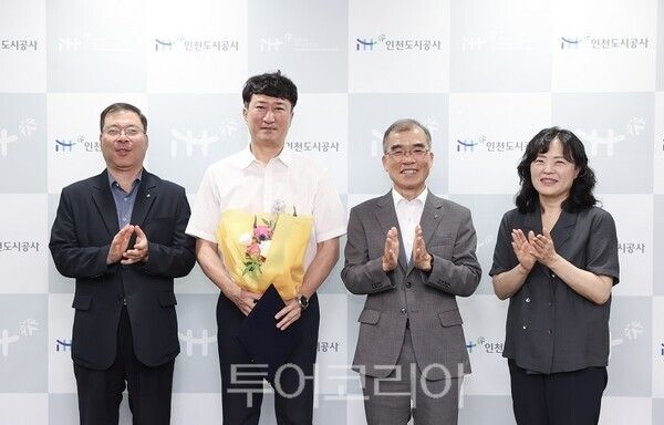 인천도시공사 류윤기 사장이 1일 인천도시공사 핸드볼선수단 신임감독으로 장인익 감독을 임용하고 있다.