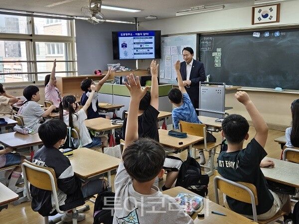 김찬진 동구청장이 지난 9일 서림초등학교에서 학생들을 대상으로 ‘눈높이 맞춤형 도로명주소 교실’ 교육을 진행하고 있다.