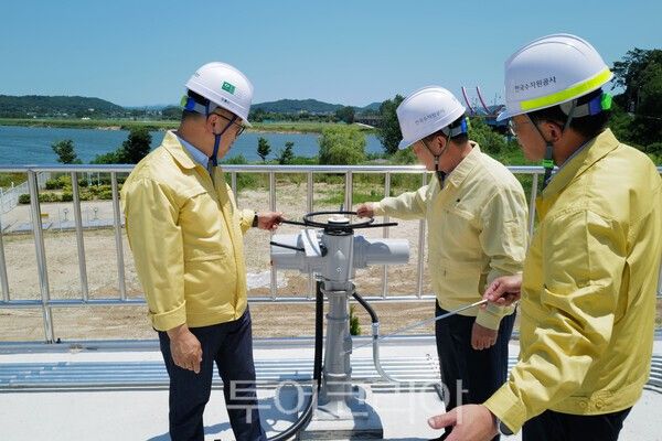 윤석대 한국수자원공사 사장은 10일 보령댐과 충남 부여 소재 석성정수장 현장을 점검했다. /사진-한국수자원공사