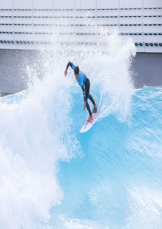 거북섬 웨이브파크에서 서핑 중인 모습.사진-시흥시
