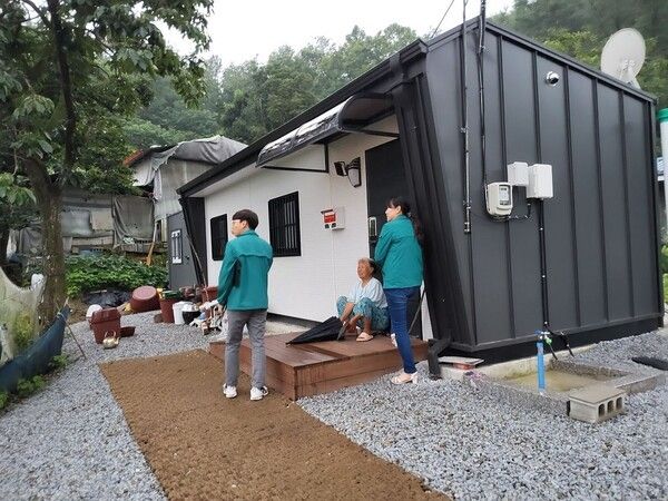 예천군 임시주택 폭염화재 대비 선제적 대응 안부확인 모습(사진제공=예천군청)