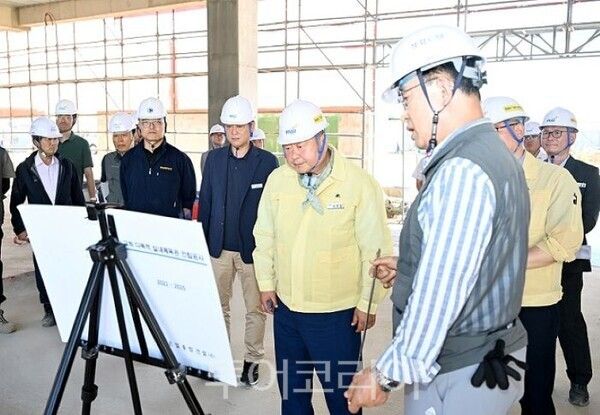김경일 시장(가운데)이 공사 현장을 점검하고 있다/투어코리아뉴스 정명달 기자