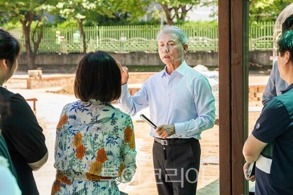 인천 윤환 계양구청장이 11일 지역 내 중학교 2곳(계산여중·서운중)을 직접 방문해 교육 현장을 점검하고 학부모 및 관계자들의 의견을 청취하고 있다.