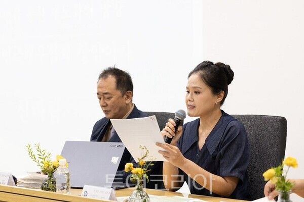 지난 7월 6일 인천문화예술회관 회의장에서 열린 제43회 대한민국 연극제 인천‘연극인 100인 토론회’에서 한국연극배우협회 신바람 상임이사가 발언을 하고 있다.