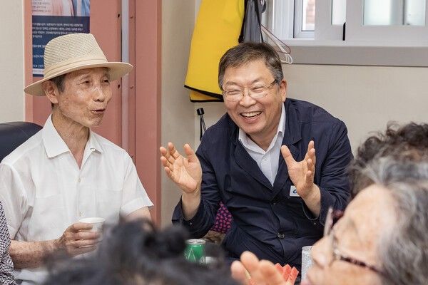 김경호 광진구청장 경로당 방문 모습(사진제공=광진구청)