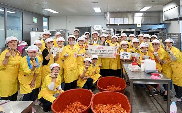 김동근 의정부시장 대한적십자사봉사회 의정부시협의회 음식 나눔 봉사 참여 회원들과 기념촬영 모습(사진제공=의정부시청)