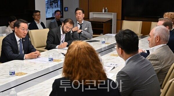 유정복 인천광역시장이 11일(현지시간) 미국 애틀란타 조지아 공과대학교(Georgia Institute of Technology)에서 앙헬 카브레라(Ángel Cabrera) 총장과 산학협력 방안 등을 논의하고 있다.