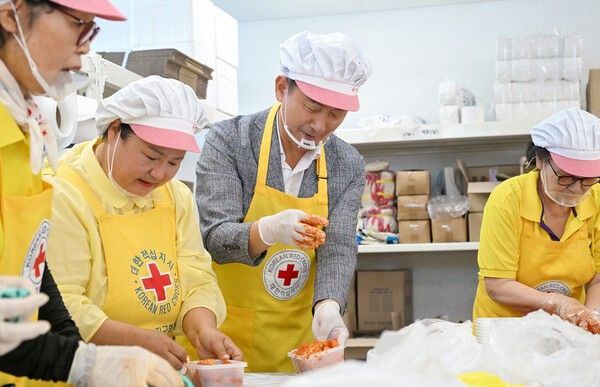 김동근 의정부시장 대한적십자사봉사회 의정부협의회 음식 나눔 봉사 참여 모습(사진제공=의정부시청)