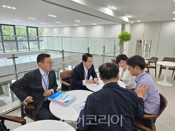 최정기 여수시 부시장이 14일 국정기획위원회를 방문해 4개 지역 현안을 국정과제에 반영해 줄 것을 건의했다. /사진-여수시