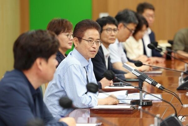 간부회의를 주재하고 있는 이철우 경북도지사./사진-경북도