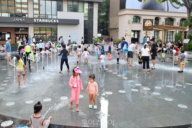 무더위를 식힐 수 있는 바닥분수와 그늘 정자, 평상/사진-서울관광재단