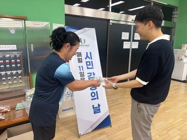 의정부도시공사 천보탁구장 이용 시민 대상 온열질환 예방 활동 모습(사진제공=의정부도시공사)
