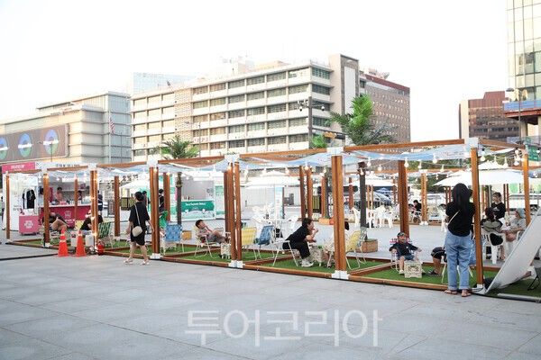 2024 서울썸머비치 썸머피서존에서 휴식을 취하고 있는 모습/사진-서울관광재단