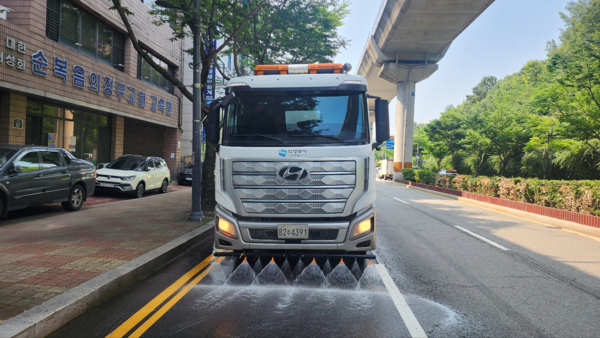 러브버그 선제 대응 살수차 운행 모습(사진제공=의정부도시관리공사)