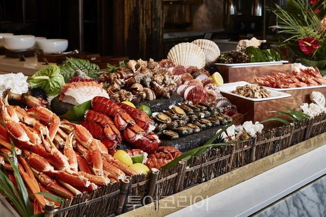 파라다이스 호텔앤리조트, 여름 한정 신메뉴 출시.jpg" "[사진03] 파라다이스 호텔 부산 온 더 플레이트_씨푸드 뷔페. 파라다이스시티 ‘라쿠 _‘서머 셰프 스페셜’ 런치 세트