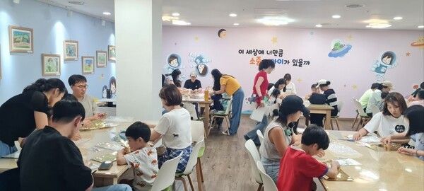 금관 만들기 참여모습./사진-의성군