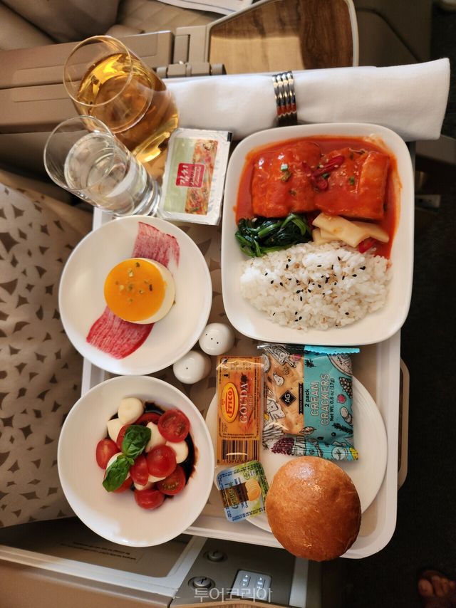 ​에미레이트 보잉 777의 기내식. 150여개 취항지 수많큼 다양한 기내식을 선보인다. 퍼스트클래스에서는 혜프가 만든 아뮤즈 부슈부터 미쉐린급 풀코스 다이닝이 서비스된다. 돔 페니룡, 코앵트로, 테세롱 코냑, 아마룰라 등 고급 주류도 선보여, 기내 미식의 품격을 높인다.​/사진-투어코리아