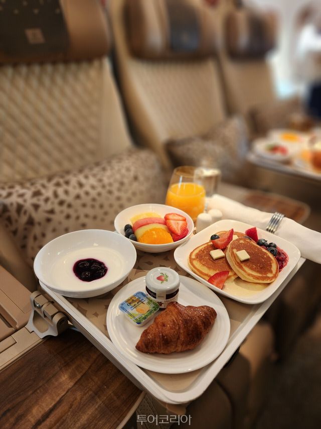 ​에미레이트 보잉 777의 기내식. 150여개 취항지 수많큼 다양한 기내식을 선보인다. 퍼스트클래스에서는 혜프가 만든 아뮤즈 부슈부터 미쉐린급 풀코스 다이닝이 서비스된다. 돔 페니룡, 코앵트로, 테세롱 코냑, 아마룰라 등 고급 주류도 선보여, 기내 미식의 품격을 높인다.​/사진-투어코리아