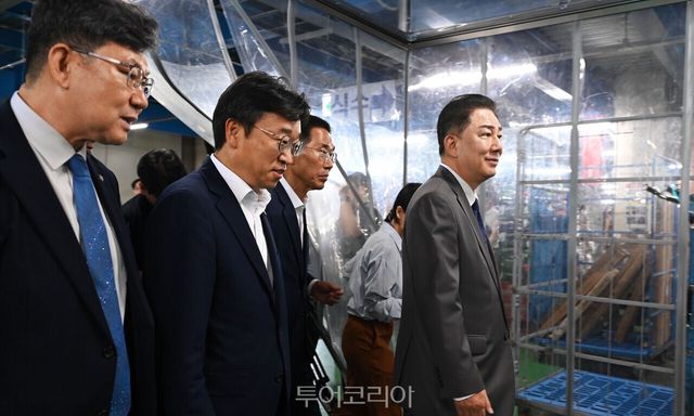 김병기 더불어민주당 당대표 직무대행 겸 원내대표 등 민주당 의원들은 16일 서울 양재동 쿠팡로지스틱스서비스(CLS) 서브허브를 방문해 CLS가 업계 최초로 도입한 '차폐식 대형 냉방 구역'을 점검했다. 내부 온도는 20도였다.