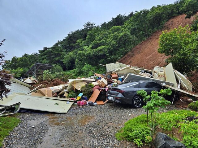 충남 청양군 대치면 주정리 산 99-22 산사태로 민가를 덮치는 사고가 오늘(17일) 오전 10시경 발생했다. 이 산사태로 2명이 다쳤다. 1명은 다리골절, 허리타박상을 입었고, 승용차 1대도 파손됐다. /사진-청양군