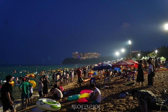 &nbsp;속초해수욕장이 19일부터 8월 10일까지 야간개장한다.이 기간 야간 수영이 밤 9시까지 연장된다. /사진-속초시