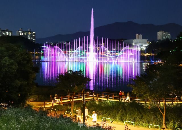 충주 호암지 음악분수 /사진-충주시