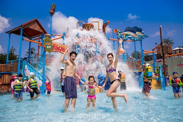 설악 워터피아 월드앨리 악 워터피아 스플래시 페스타에서 댄스팀이 춤을 추는 모습. 스플래시 페스타를 즐기는 고객들. 설악 워터피아에서 물놀이를 즐기는 가족 /사진-한화호텔앤드리조트