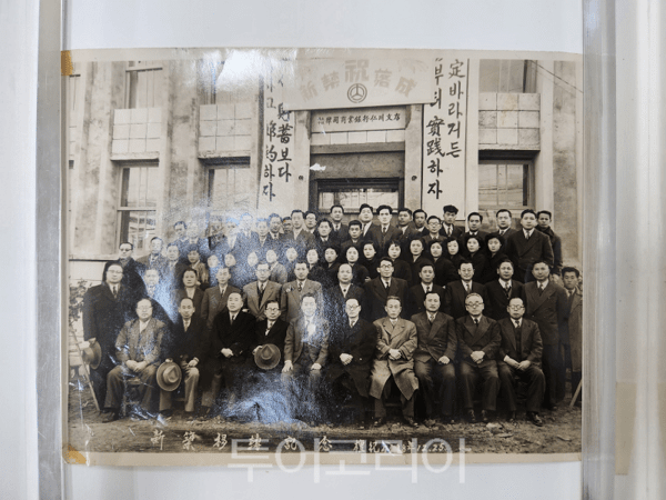 한국상업은행 인천 지점 신축 이전 기념 사진 (1955년)_유태현 기증