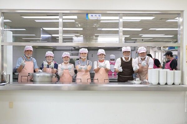 연천군의회 연천군노인복지관 배식봉사활동 기념촬영 모습(사진제공=연천군의회)