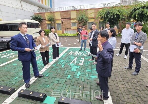 미래과학협력위원회 위원들이 학교 관계자로부터 전기차 충전시설의 설치 위치, 안전 조치, 유지관리 현황 등의 설명을 듣고 있다/사진=경기도의회