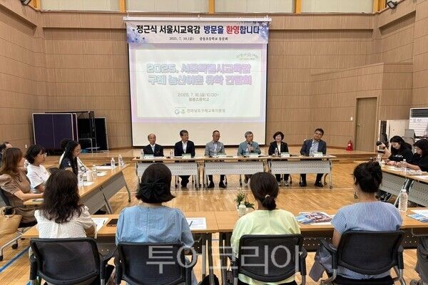 18일 중동초등학교 체육관에서 유학생 학부모와 간담회가 진행되고 있다. /사진-전남도교육청