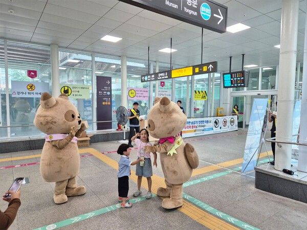구리도시공사 한국승강기 안전공단과 합동 캠페인에 와구리 캐릭터&nbsp; 아이들과 기념촬영 모습(사진제공=구리도시공사)