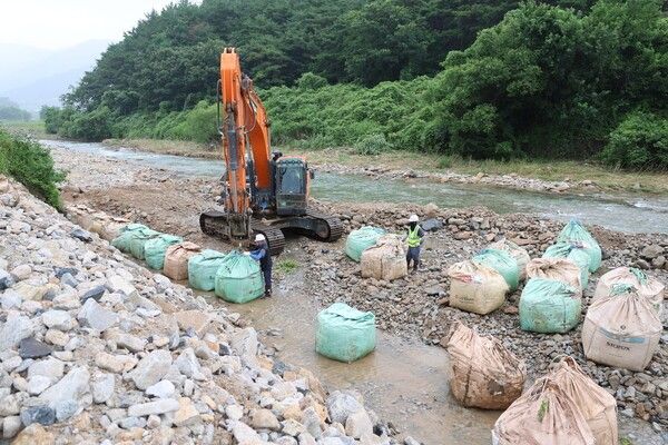 집중호우 피해 응급복구 모습./사진-청도군