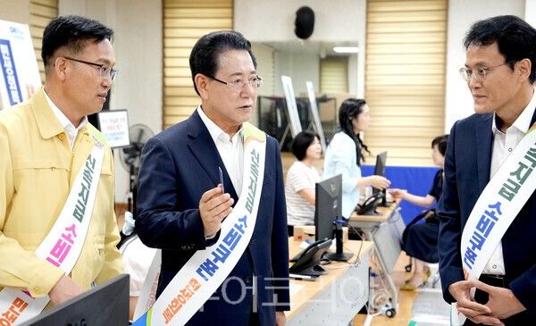 21일 김영록 전남도지사가 목포시 부주동 행정복지센터를 방문, 관계자들을 격려하고 도민들과 인사를 나누고 있다. /사진-전남도