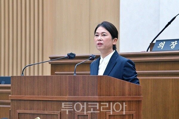 김포시의회 유영숙 의원이 21일 열린 시의회 본회의에서 "지하철 5호선 김포 연장사업은 더 이상 미룰 수 없는 시민들의 절실한 열망"이라며 중앙정부에 결단을 촉구하고 있다. 2025.07.21. / 투어코리아 이창호 기자