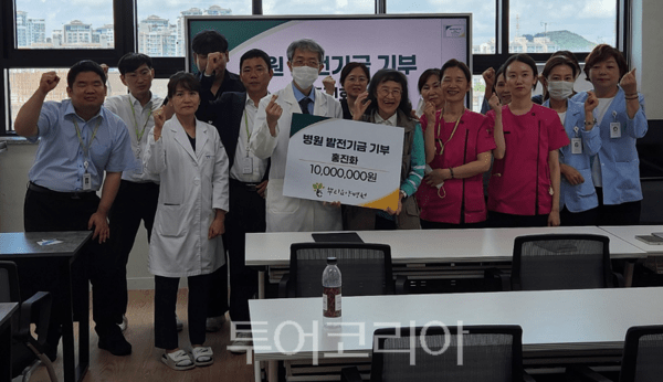 지난 21일 홍진화씨가 인천 뿌리요양병원에 발전 기금으로 1천만 원을 기부하고 있다.