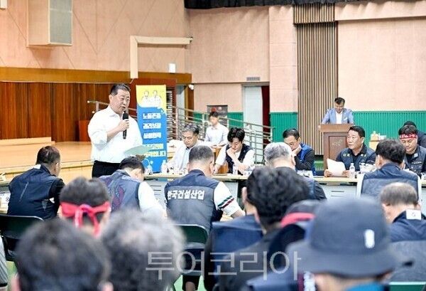 건설노동자와 만난 김경일 파주시장/투어코리아뉴스 정명달 기자