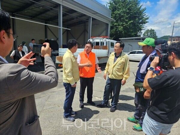 가평군에 물맑은 양평수 지원한 양평군(가운데 전진선 군수)/투어코리아뉴스 정명달 기자