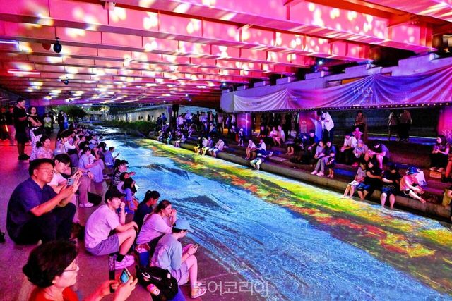 청계소울오션에서 시민들이 미디어아트 전시를 관람하고 있다. /사진-서울관광재단