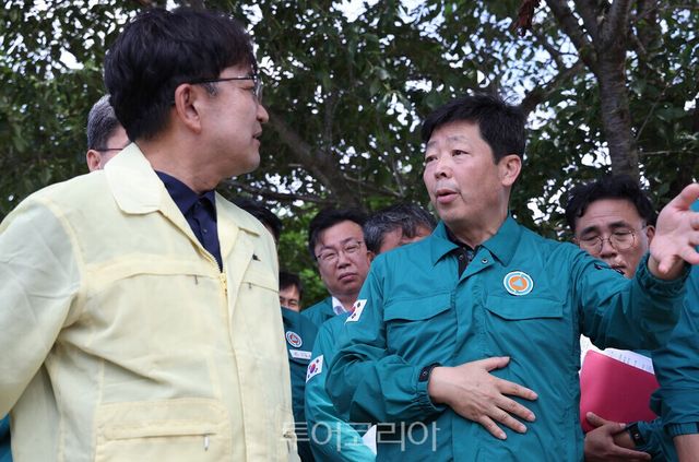 26일 박정주 충남도 행정부지사(오른쪽)가 김광용 행정안전부 재난안전관리본부장을 만나 최근 폭우에 따른 피해상황을 설명하고 있다.