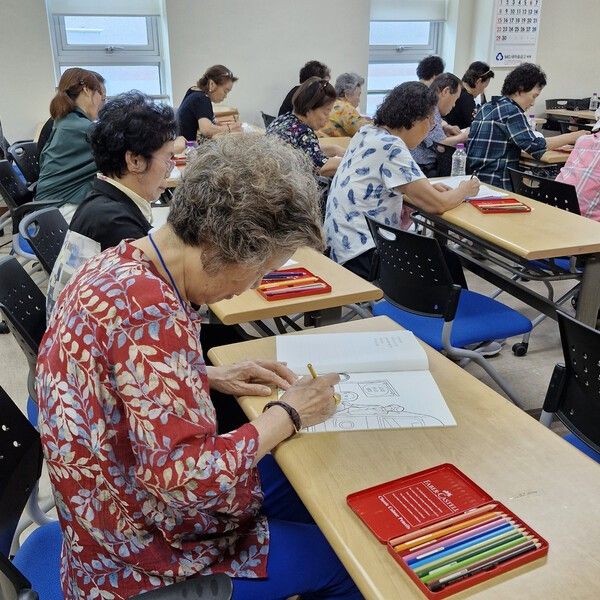 장수대학 컬러링북 수업 모습(사진제공=동대문구청)