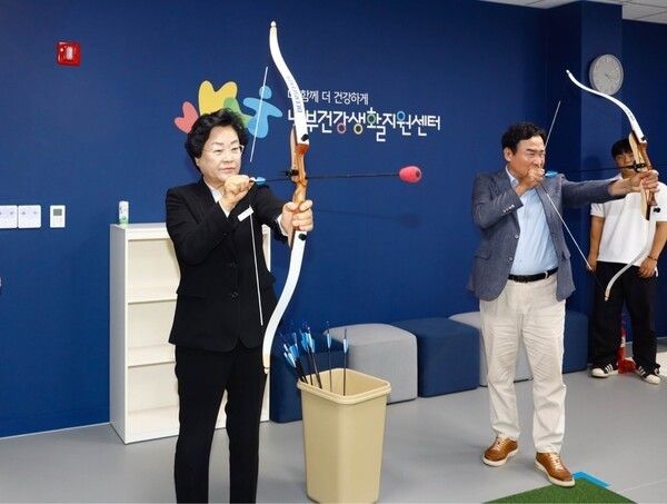 김경희 이천시장 스마트운동교실 체험 모습(사진제공=이천시청)